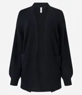 Cardigan abierto de punto pesado, con diseño alargado, mangas largas y bolsillos laterales. Confeccionado en una mezcla de viscosa, poliéster y poliamida.
