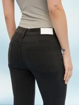 Jean de corte skinny en color azul oscuro, con cierre de botón y cremallera, y bolsillos laterales y traseros.