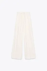 Pantalón palazzo color blanco, confeccionado en tejido de lyocell, de tiro medio, cintura elástica ajustable con cordones, bolsillos laterales ocultos y pierna ancha.