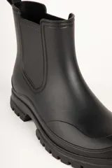 Botas de lluvia de caña baja color gris, con elástico lateral y suela track.