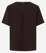 Blusa fucsia de manga corta con cuello redondo pespunteado, diseño sin estampa y efecto airflow con textura sutil. Cuenta con abertura trasera tipo gota y cierre con botón.