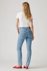 Pantalón de jean celeste de corte recto, tiro alto y calce ajustado.