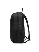 Mochila urbana Cat modelo Liam, color negro con logo de la marca en parche amarillo. Cuenta con compartimento principal con cierre, bolsillo frontal, bolsillos laterales de malla y correas ajustables.