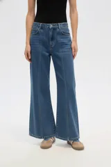 Pantalon de jean azul de corte ancho y tiro alto, con costuras verticales decorativas en el frente y cierre de botón y cremallera.