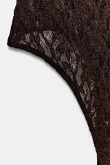 Body de encaje color marrón, con cuello redondo, manga larga y espalda descubierta.