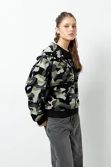 Canguro con capucha y cierre frontal, confeccionado en tela polar con estampado animal print.