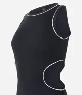 Vestido midi de tejido rib color marrón, con corte ajustado al cuerpo, cuello redondo y aberturas laterales cut out en la cintura. Presenta detalles de bies en color blanco que resaltan el diseño.