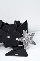 Cinto negro con apliques de cuero y hebilla metálica con forma de estrella.