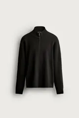 Jersey de punto regular fit color negro, con cuello perkins y cierre frontal de cremallera corta, manga larga y acabados en rib.