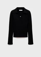 Jersey de canalé color negro, con cuello camisero, manga larga y diseño entallado. Cuenta con detalle de botón efecto joya.