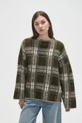 Sweater de punto jacquard con diseño a cuadros en tonos beige y bordó, de corte holgado, cuello redondo y mangas largas.