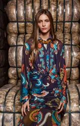 Camisa de tul elastizado con cuello solapa, abotonada y mangas evasé muy largas para atar. Estampa paisley en tonos marrones, azules y naranjas.