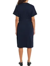 Vestido azul marino de algodón interlock de Tommy Hilfiger, con cuello redondo, manga corta y cinturón anudable.