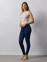Jegging azul denim de calce ajustado, con pretina elastizada, bolsillos delanteros simulados y bolsillos traseros aplicados. Marca Zac & Rachel.