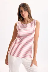 Musculosa de corte recto y escote redondo, confeccionada en tejido de algodón con diseño de rayas horizontales rojas sobre base blanca.