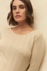 Remera negra de algodón, de manga larga y cuello bote.