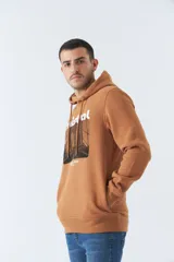 Buzo blanco de algodón con capucha y bolsillo tipo canguro. Estampado frontal con el logo de la marca y una imagen del puente de Brooklyn.