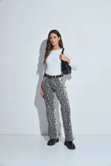 Body de manga larga en color blanco, con cuello redondo y ajuste al cuerpo. Presenta un diseño minimalista y versátil, ideal para usar como prenda base.