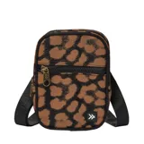 Morral rectangular con estampado animal print tipo leopardo en tonos marrón y negro, correa ajustable negra, bolsillo frontal con cierre y detalle de etiqueta con logo.