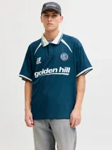 Camiseta tipo polo de manga corta con calce holgado, confeccionada en tejido técnico. Presenta cuello camisero en color blanco, detalles en contraste en hombros y mangas, y estampados gráficos en el frente con el logo de la marca y la inscripción golden hill.