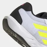 Championes de entrenamiento Adidas modelo Amplimove Trainer, color blanco con las tres tiras características en amarillo flúor y detalles en negro. Cuentan con un exterior de malla transpirable sin costuras, refuerzos de TPU para soporte lateral, mediasuela de EVA esculpida para amortiguación y suela de caucho.