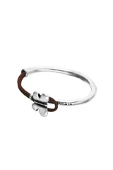 Pulsera semirígida compuesta por una estructura de plata de ley y una sección de cuero marrón, con un dije central en forma de mariposa de plata.