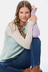 Pantalón de jean skinny de tiro medio, color celeste claro, con efecto desgastado y costuras en contraste.