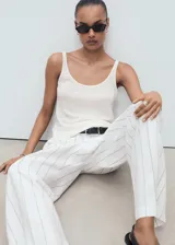 Top sin mangas de tejido de punto fino de lino, con cuello escotado y tirantes anchos, de diseño recto.