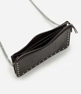 Cartera bandolera de diseño rectangular confeccionada en poliuretano con textura geométrica. Presenta detalles de tachas metálicas en los bordes, cierre superior y correa larga de cadena metálica.