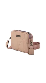 Bandolera de diseño acolchado con costuras geométricas, color verde oliva. Cuenta con doble compartimento con cierre metálico, placa metálica con logo en el frente y correa de cinta ajustable y extraíble.