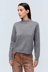 Sweater gris de lana con cuello alto.