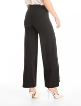 Pantalón palazzo de tiro alto con corte amplio y costuras verticales frontales que estilizan la silueta. Presenta una cintura lisa y estructura fluida.