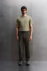 Camiseta de entrenamiento de ajuste regular, color verde oliva, confeccionada en tejido técnico ligero y elástico con estructura. Presenta cuello redondo, manga corta y costuras planas.