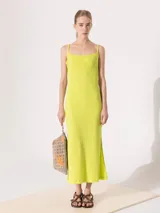Vestido largo de punto liso color verde lima, con breteles finos y escote recto.