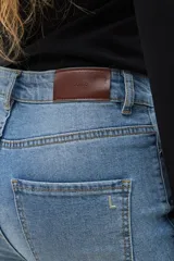 Pantalón de jean celeste de corte recto, con apliques de perlas en la parte delantera.