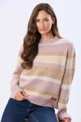 Buzo tejido de punto grueso con diseño de rayas horizontales en tonos rosado, beige y blanco. Presenta escote redondo, mangas largas y puños acanalados.