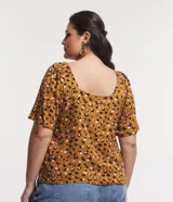 Blusa marrón con estampado de leopardo en blanco y negro, escote cuadrado, mangas cortas con elástico en los hombros y corte holgado.