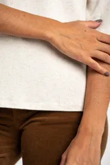 Remera color arena de corte recto y mangas 3/4.