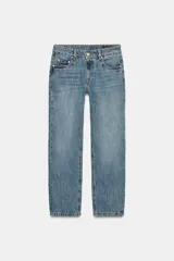 Jeans de tiro medio con corte slim leg, confeccionados en denim azul con lavado clásico. Presentan diseño de cinco bolsillos, trabillas en la cintura y cierre frontal con cremallera y botón metálico.