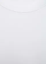 Camiseta de manga corta y cuello redondo, color blanco, con diseño entallado.