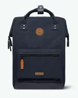 Mochila Cabaia modelo Adventurer Zurich, color azul marino con detalles en cuero sintético color suela. Cuenta con un compartimento principal con cierre, bolsillo frontal con cierre, asas superiores y correas ajustables.