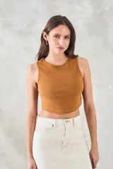 Top negro de algodón peinado, corte crop y cuello redondo.