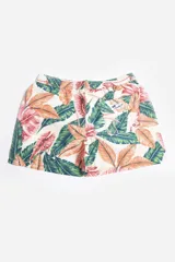 Short de baño con estampado de ondas en tonos azules y beige, cintura elástica con cordón ajustable, bolsillos laterales y suspensor interno.