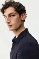 Remera polo de manga corta en punto jacquard de mezcla de algodón, con cuello clásico y tapeta de dos botones. Presenta un corte entallado slim fit.