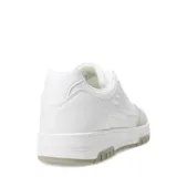 Championes urbanos de estilo retro, color negro, con diseño de paneles en cuero sintético y gamuza. Presentan perforaciones en la puntera para mayor ventilación, cordones al tono y suela de goma resistente.