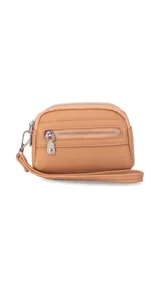 Monedero compacto de símil cuero color beige, con doble compartimento principal con cierre y un bolsillo frontal con cierre. Incluye una correa de mano lateral.