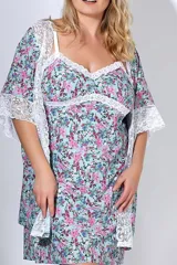 Bata estampada con flores en tonos celeste, rosa y verde, con detalles de puntilla blanca en mangas y ruedo.