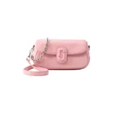 Bolso de hombro Marc Jacobs modelo The Clover, confeccionado en piel suave color rosa. Presenta una silueta redondeada con ribetes ornamentales, cierre magnético y el sello J Marc en el frente. Incluye correa de piel extraíble y correa de cadena.
