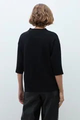 Sweater de punto color ciruela, con cuello redondo, mangas 3/4 y corte holgado.