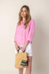 Camisa color coral de lino con cuello clásico, manga 3/4 y cierre frontal con botones.